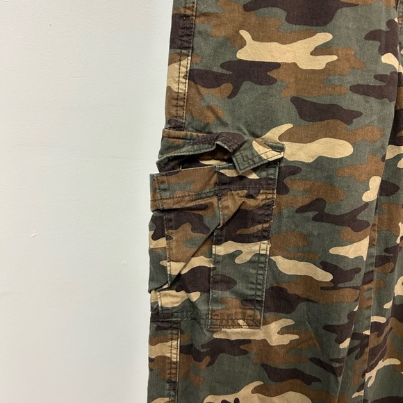Levi’s Women’s ‘94 Baggy Camouflage Cargo Pants - Picture 3 of 6
